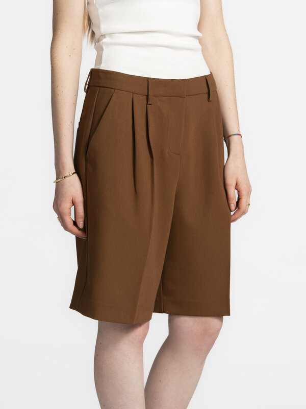 Les Soeurs Short bermuda Joshua 3. Made for you - ce bermuda rendra vos looks printaniers plus intéressants. La couleur m...