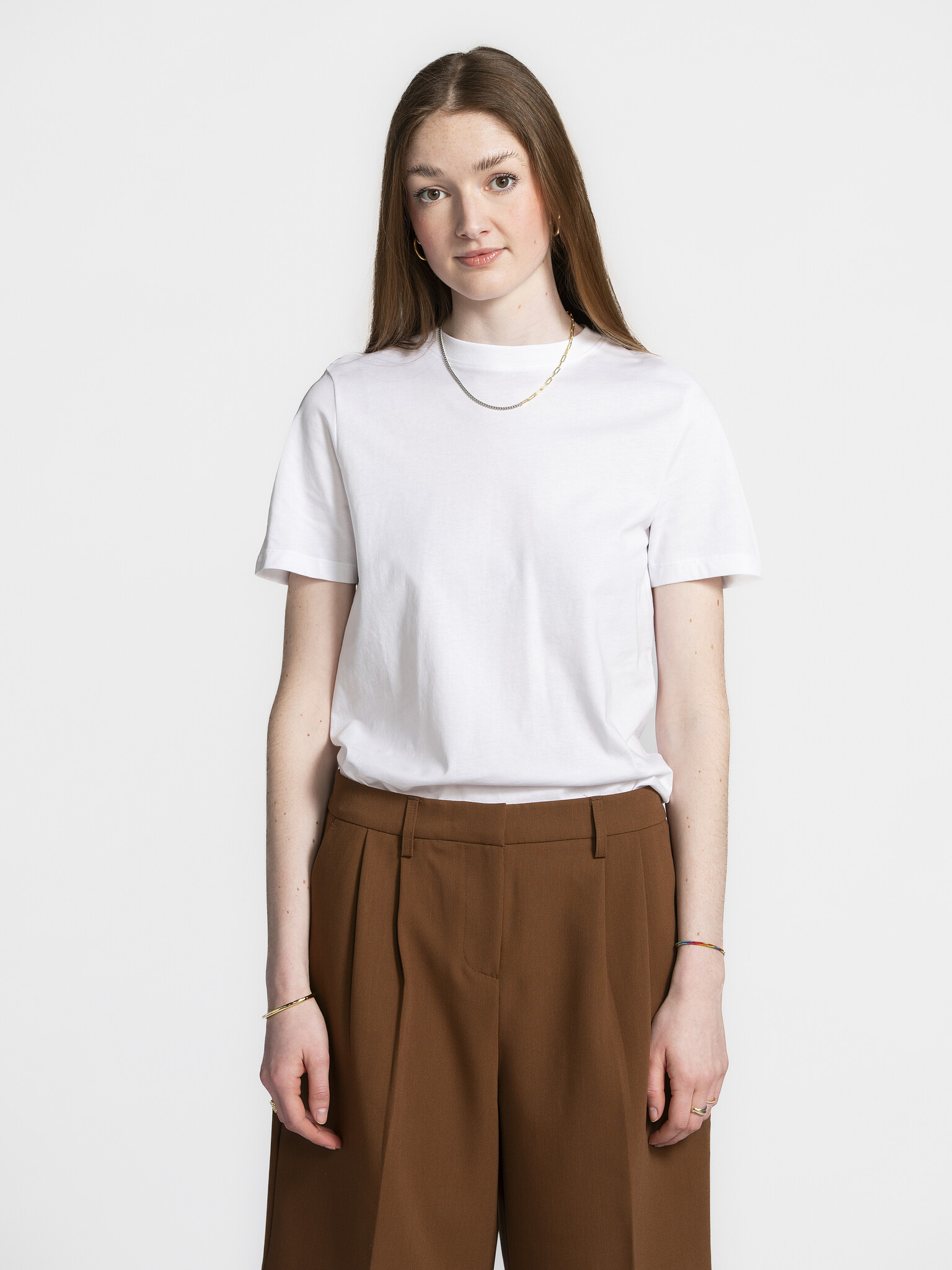 Selected basic T-shirt My Essential 1. Back to basics - mais en mieux! Ce t-shirt classique prouve qu’avec du coton doux,...