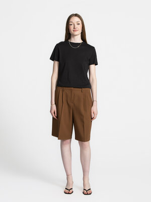 T-Shirt Basic. Black is always a good idea! Dit zwarte basic T-shirt combineert een tijdloze kleur met een ronde hals, ko...
