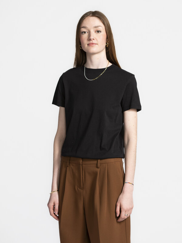 Selected T-Shirt Basic 3. Black is always a good idea! Dit zwarte basic T-shirt combineert een tijdloze kleur met een ron...