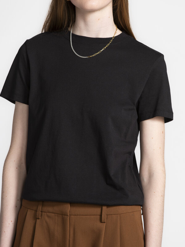Selected T-Shirt Basic 5. Black is always a good idea! Dit zwarte basic T-shirt combineert een tijdloze kleur met een ron...