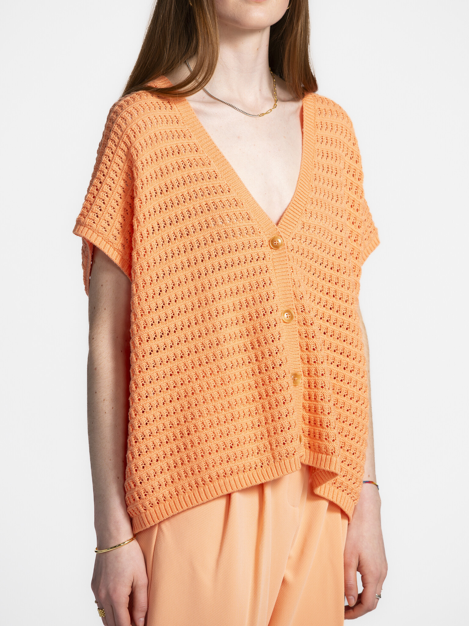 Les Soeurs Gilet crocheté Jack 5. Peach perfect! Ce cardigan léger dans une douce nuance de pêche est l'atout de votre ga...