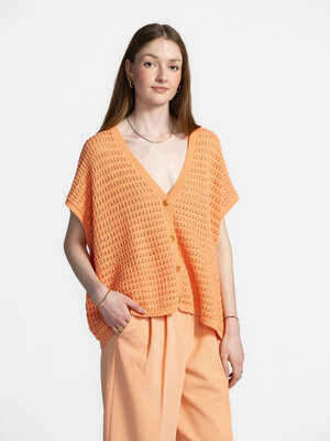 Gilet Jack. Peach perfect! Ce cardigan léger dans une douce nuance de pêche est l'atout de votre garde-robe printanière. ...