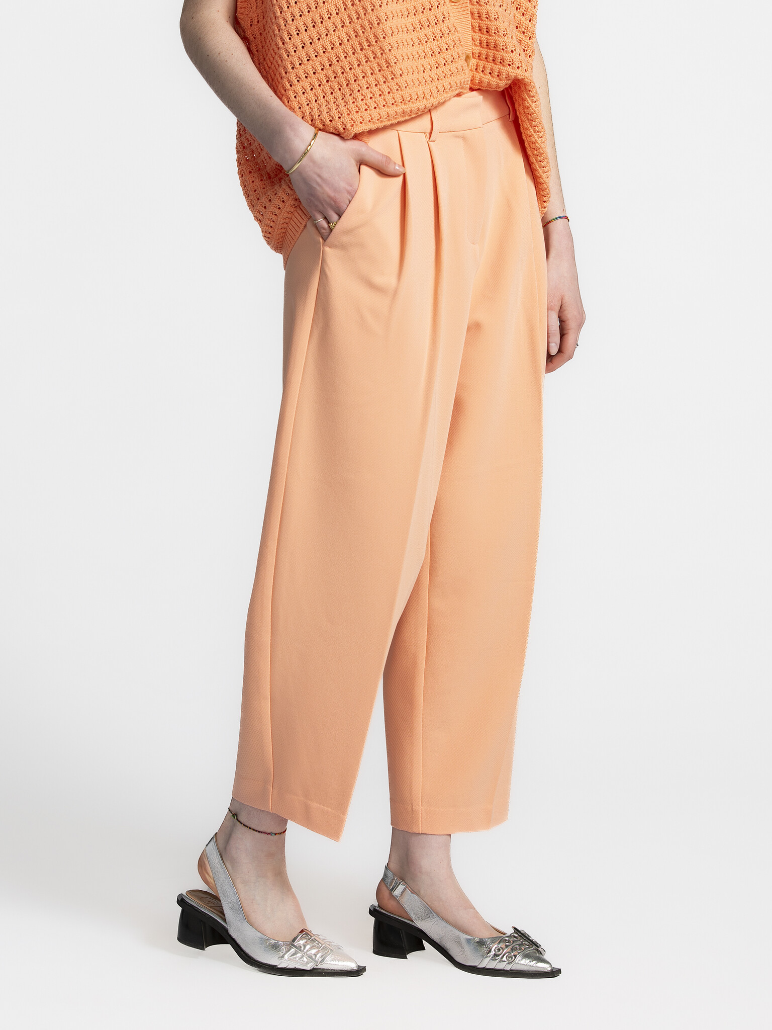 Les Soeurs Pleated trousers Johnny 1. Color crush! Want pants that are a little different, but not too much? This one is ...