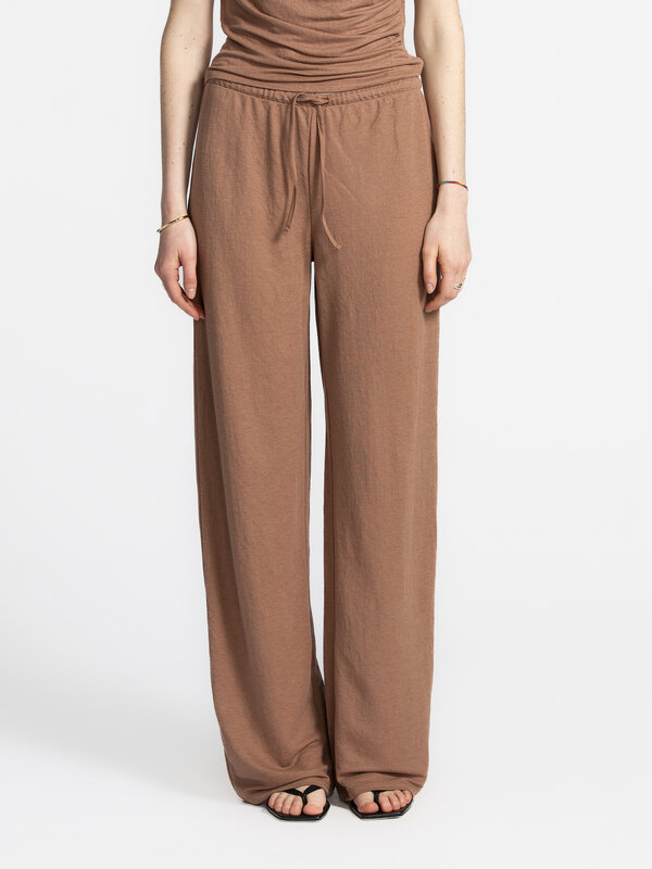 Edited Pantalon ample Tulia 3. Easy breezy ! Ce pantalon fluide en tissu doux est parfait pour les beaux jours. À porter ...