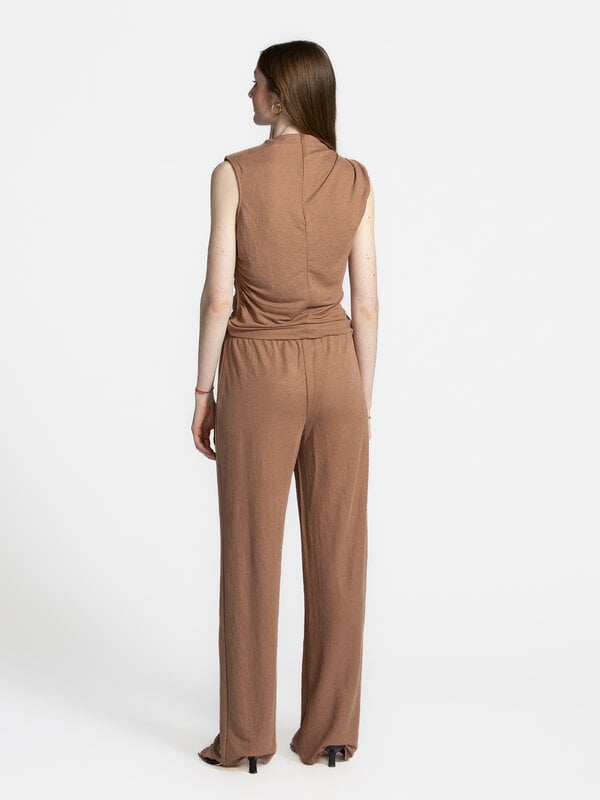 Edited Losse broek Tulia 4. Easy breezy! Deze losvallende broek in zachte, soepele stof is perfect voor warme dagen. Draa...