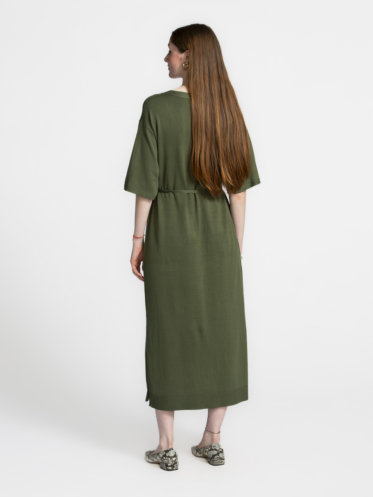 Les Soeurs Robe longue Scarlett 7. Les premiers rayons de soleil? Ce must-have kaki s'impose. L'encolure en V et la rangé...