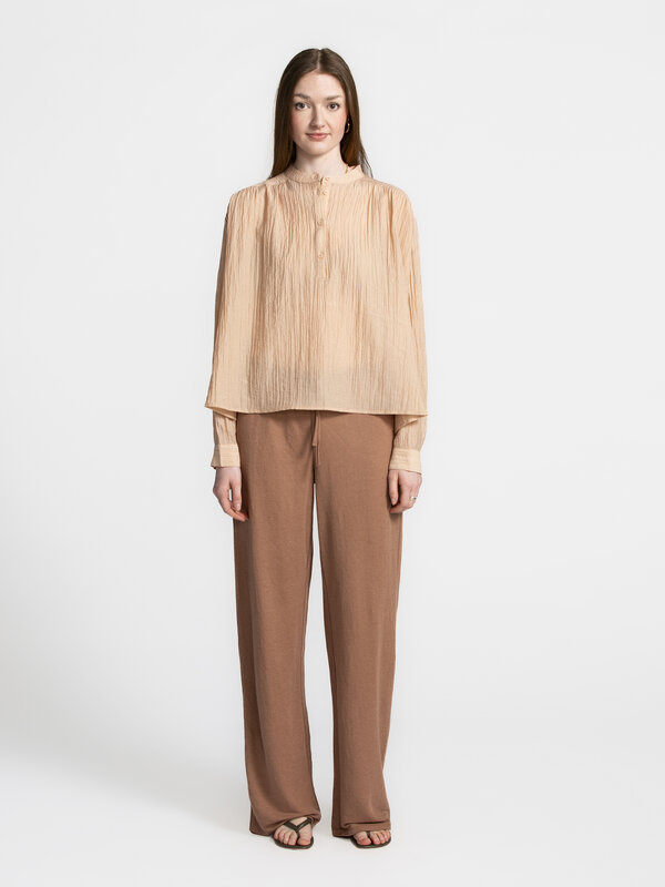 Sofie Schnoor Blouse Khaysa 1. Deze blouse met bandkraag is luchtig, losvallend en perfect voor lentedagen. De poederroze...