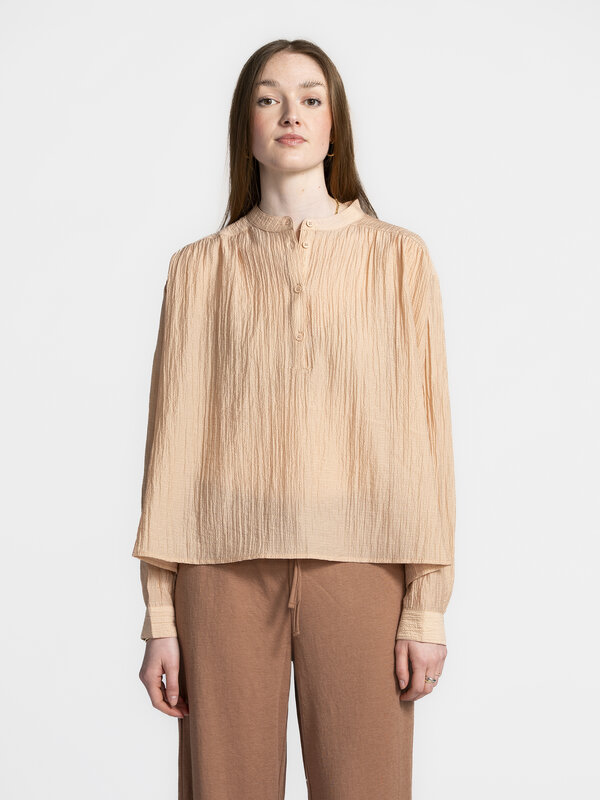 Sofie Schnoor Blouse Khaysa 3. Deze blouse met bandkraag is luchtig, losvallend en perfect voor lentedagen. De poederroze...