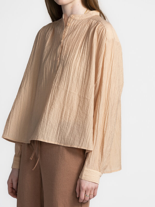Sofie Schnoor Chemise Khaysa 5. Cette blouse à col montant est fluide et légère, idéale pour le printemps. Sa teinte rose...