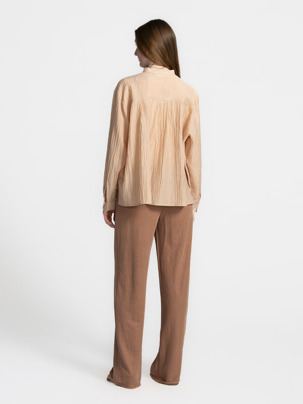 Sofie Schnoor Blouse Khaysa 4. Deze blouse met bandkraag is luchtig, losvallend en perfect voor lentedagen. De poederroze...