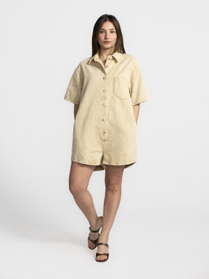 Playsuit Jae. You asked, we delivered! De Jae playsuit in tijdloos beige is terug en klaar om je voorjaarskast op te fris...