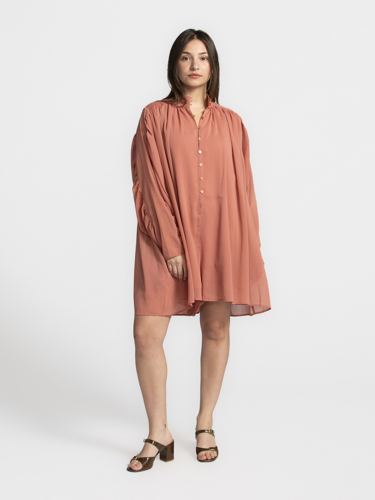 Les Soeurs Jumpsuit Jim 1. Pretty in peach! Deze jumpsuit snapt wat we willen: easy to wear, maar toch bijzonder. De ruim...