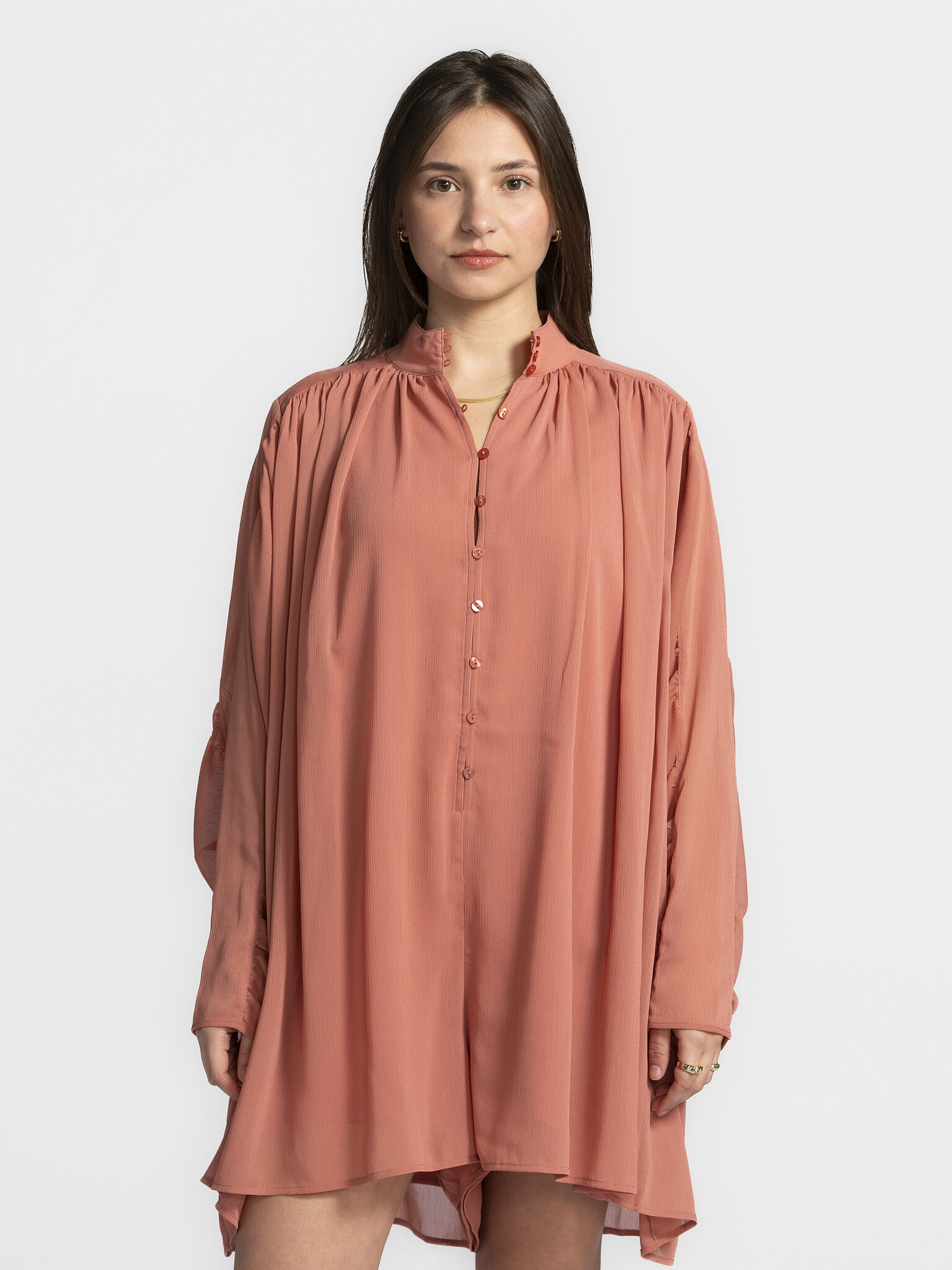 Les Soeurs Jumpsuit Jim 3. Pretty in peach! Deze jumpsuit snapt wat we willen: easy to wear, maar toch bijzonder. De ruim...