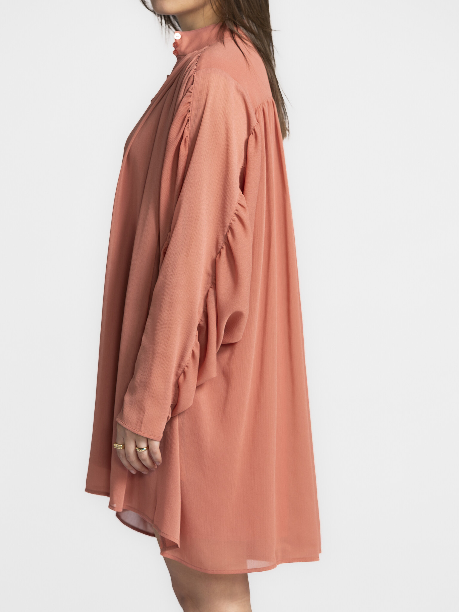 Les Soeurs Jumpsuit Jim 4. Pretty in peach! Deze jumpsuit snapt wat we willen: easy to wear, maar toch bijzonder. De ruim...