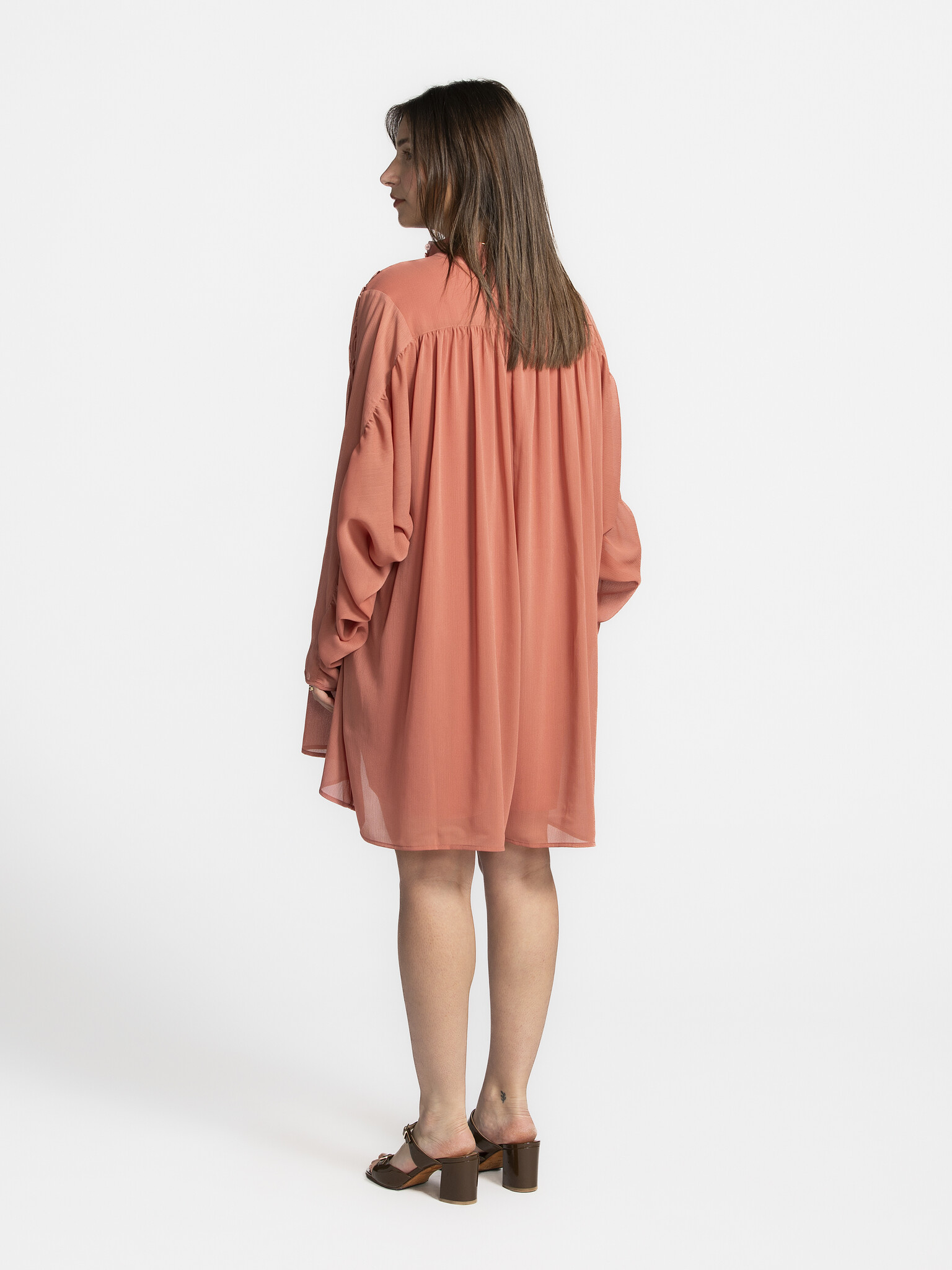 Les Soeurs Jumpsuit Jim 5. Pretty in peach! Deze jumpsuit snapt wat we willen: easy to wear, maar toch bijzonder. De ruim...