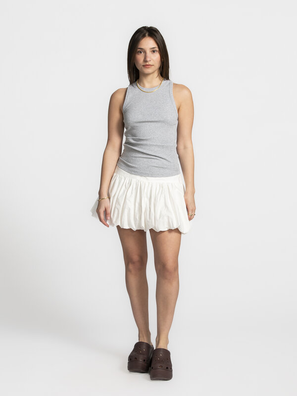 Les Soeurs  Jupe ballon Orlando 1. White delight! A la recherche d'une mini-jupe qui vous rendra heureuse? Cette jupe bal...