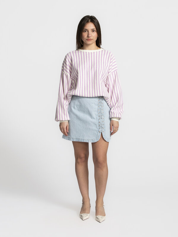 Les Soeurs Jupe denim Cate 3. Le jean basique vous ennuie? Cette minijupe à lacets sur les côtés est ludique et audacieus...