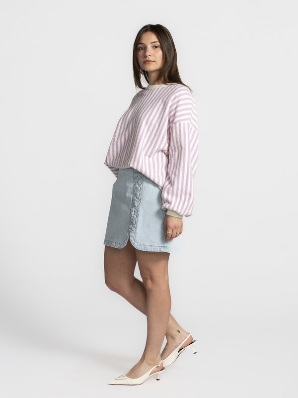 Les Soeurs Jupe denim Cate 5. Le jean basique vous ennuie? Cette minijupe à lacets sur les côtés est ludique et audacieus...