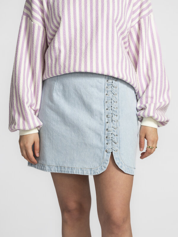 Les Soeurs Jupe denim Cate 4. Le jean basique vous ennuie? Cette minijupe à lacets sur les côtés est ludique et audacieus...