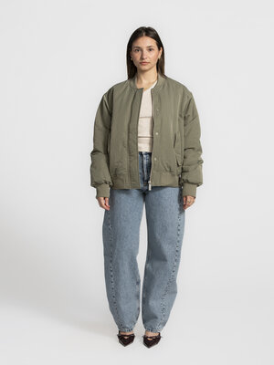 Bomberjack Dovie. Fashion with a conscience! Dit legergroene bomberjack van gerecycleerd nylon combineert old-school cool...