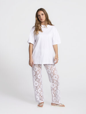 Oversized T-shirt Lynn. Say hello to Lynn – onze frisse, oversized witte T met extra lengte. Heerlijk nonchalant op je fa...