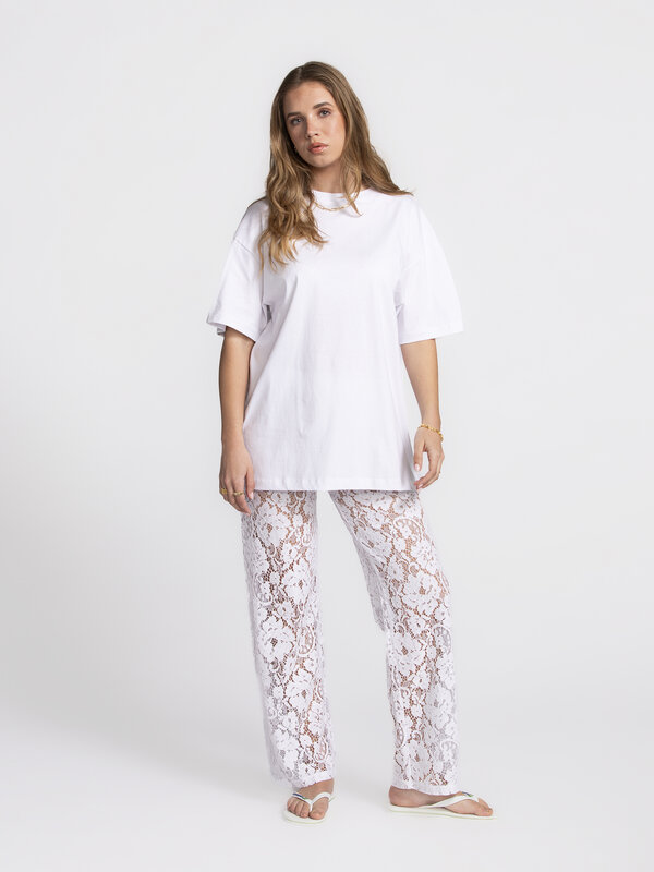 Les Soeurs Oversized T-shirt Lynn 1. Say hello to Lynn – onze frisse, oversized witte T met extra lengte. Heerlijk noncha...