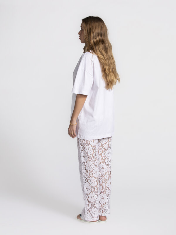 Les Soeurs Oversized T-shirt Lynn 4. Say hello to Lynn – onze frisse, oversized witte T met extra lengte. Heerlijk noncha...