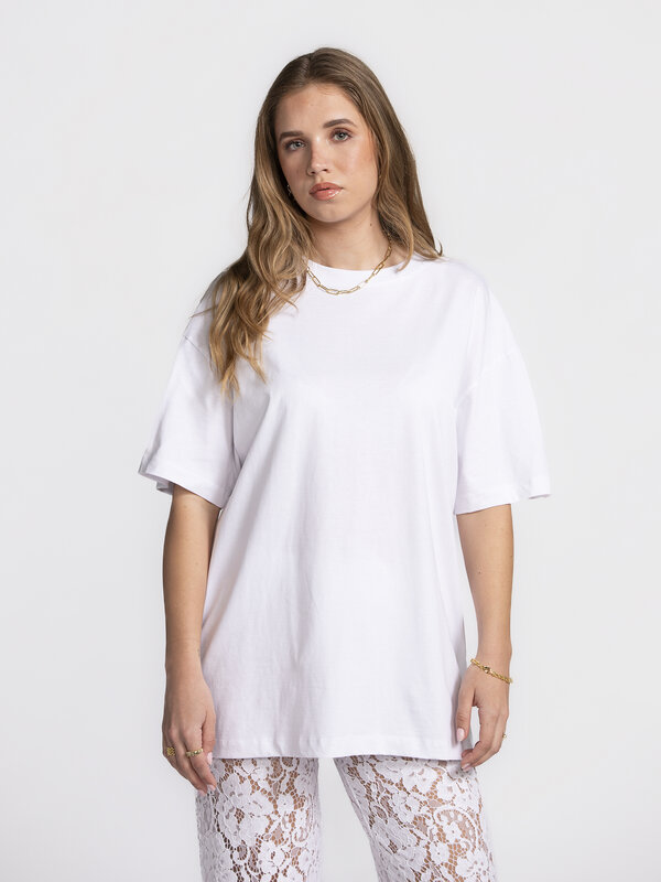 Les Soeurs Oversized T-shirt Lynn 3. Say hello to Lynn – onze frisse, oversized witte T met extra lengte. Heerlijk noncha...