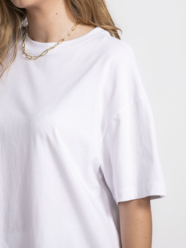 Les Soeurs Oversized T-shirt Lynn 5. Say hello to Lynn – onze frisse, oversized witte T met extra lengte. Heerlijk noncha...