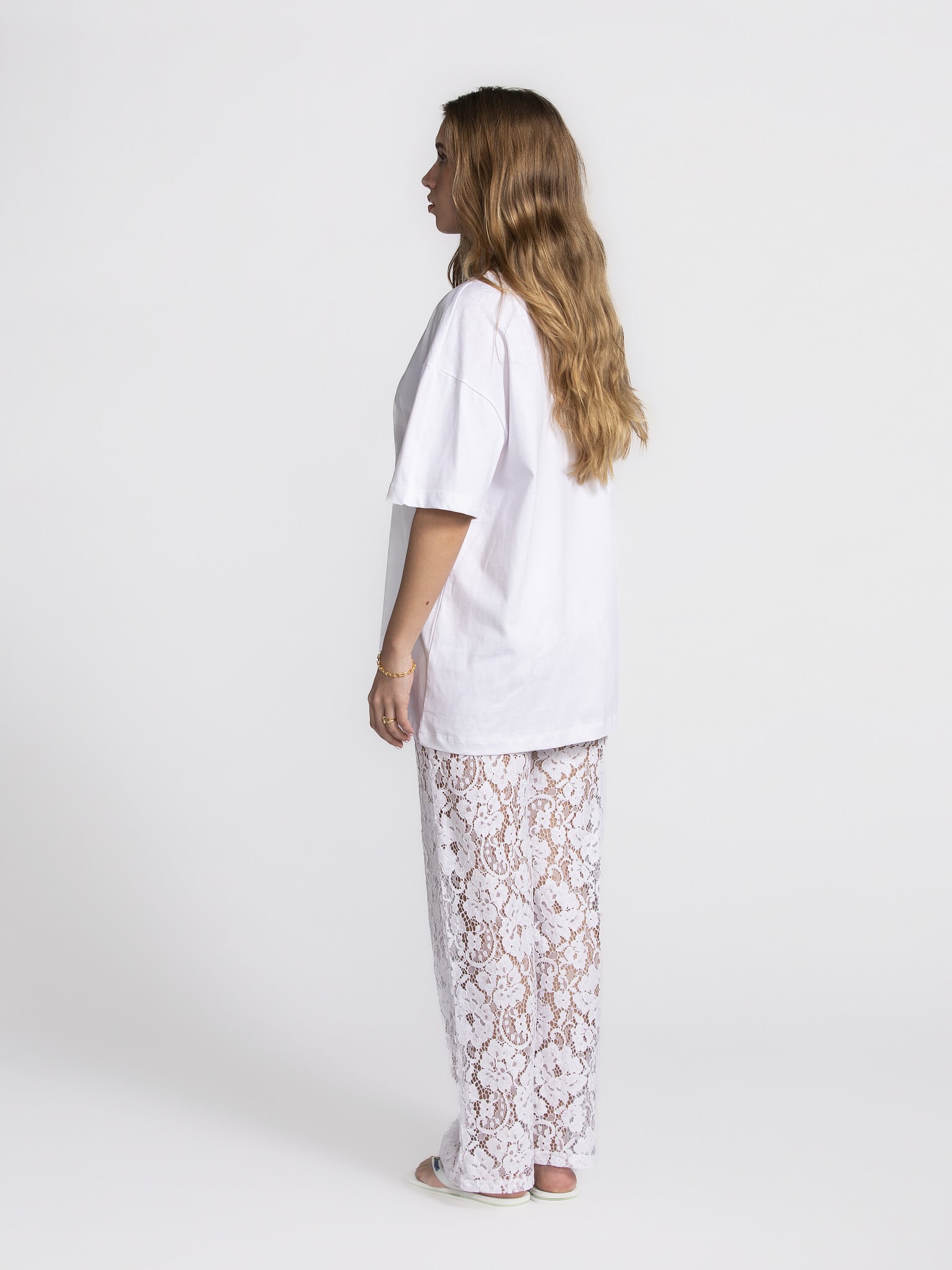 Les Soeurs Pantalon en dentelle Reva 4. Lace it up!  Ce pantalon en dentelle est le moyen de pimenter votre look de tous ...