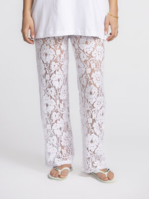 Pantalon Reva. Lace it up!  Ce pantalon en dentelle est le moyen de pimenter votre look de tous les jours au printemps.Sa...