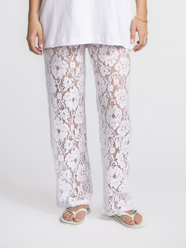 Les Soeurs Kanten broek Reva 4. Lace it up! Deze kanten broek is dé manier om je dagelijkse lentelook op te leuken. De lo...