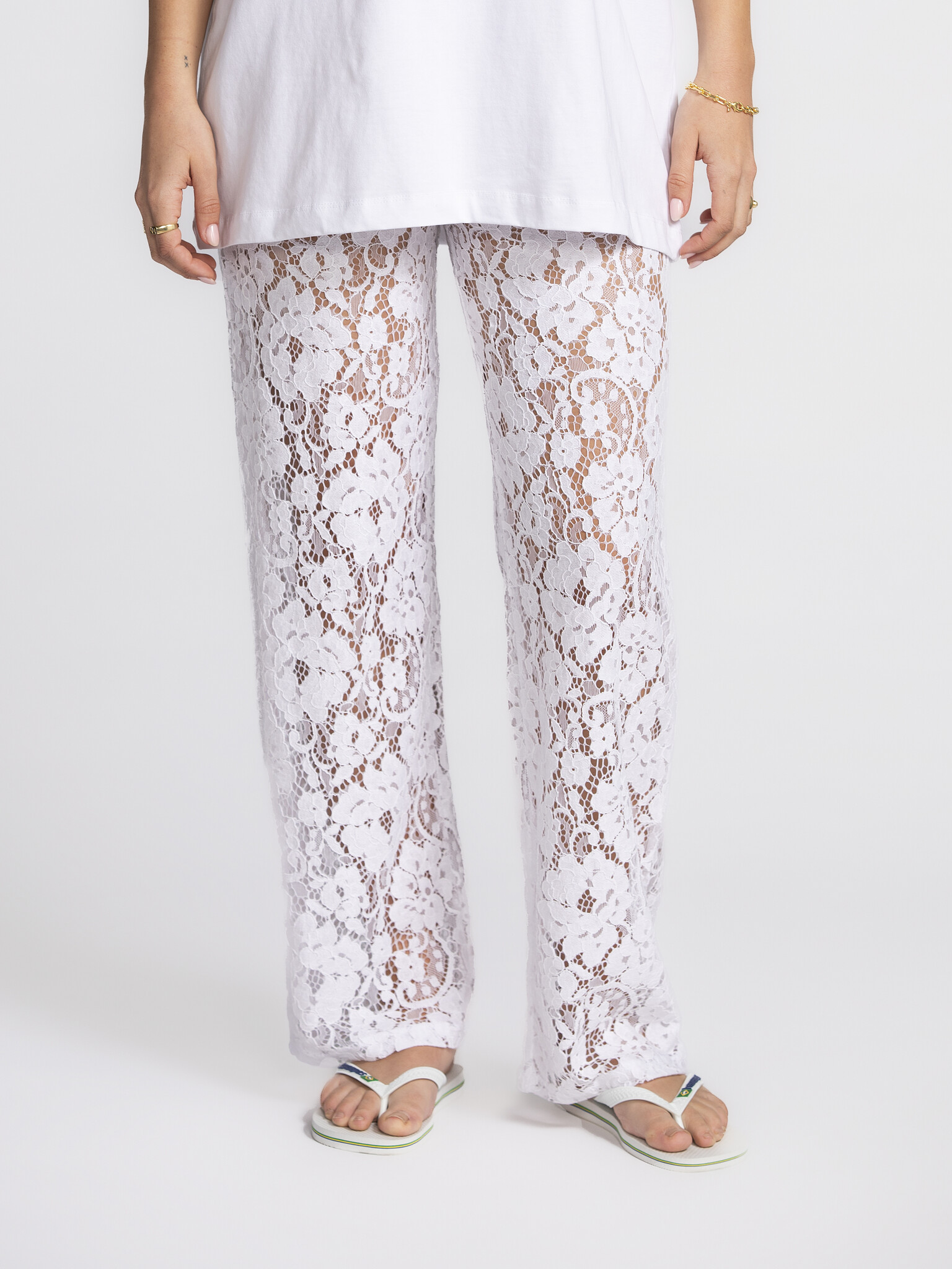 Les Soeurs Pantalon en dentelle Reva 1. Lace it up!  Ce pantalon en dentelle est le moyen de pimenter votre look de tous ...