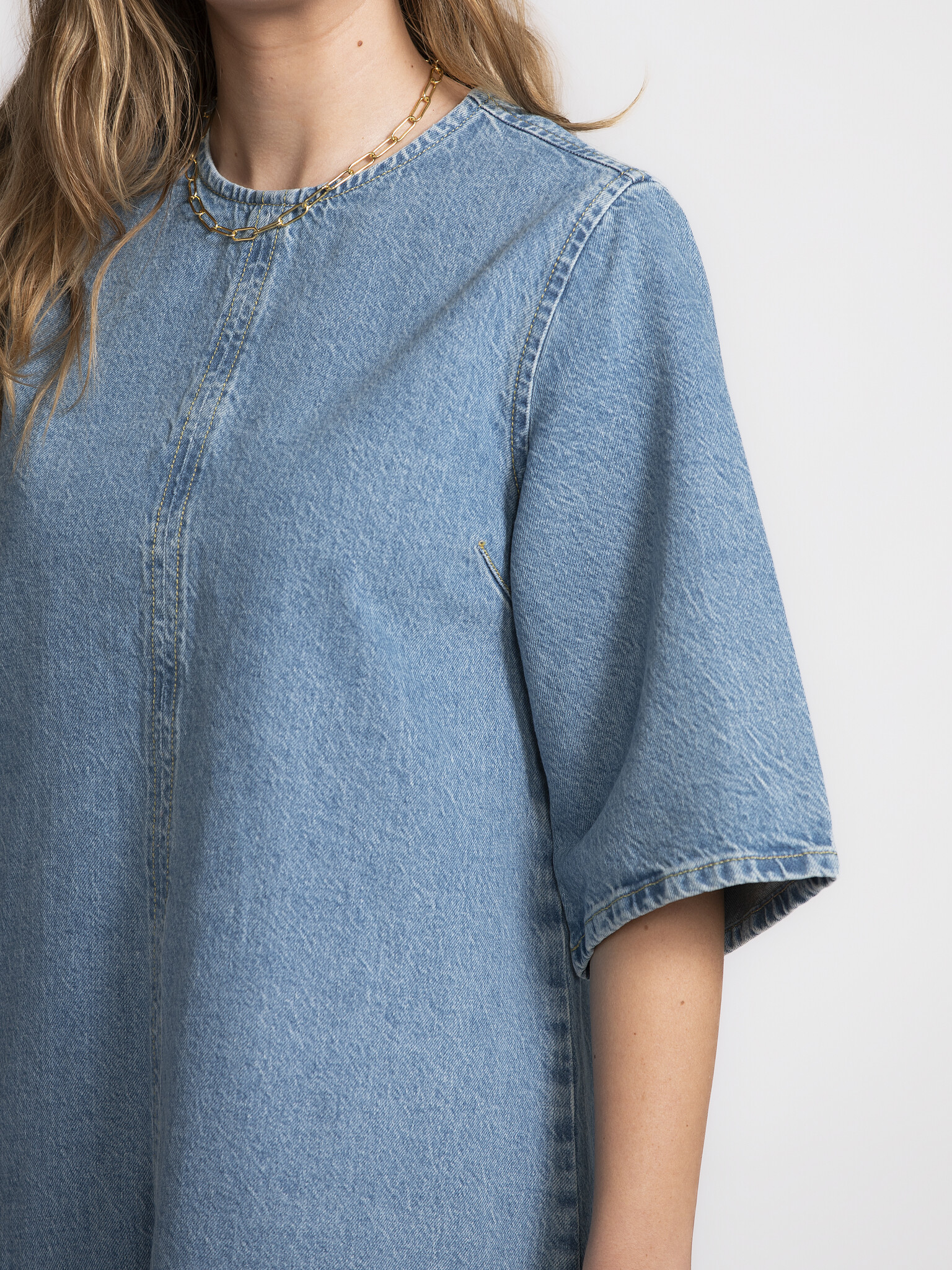MBYM Denimjurk Carmen 5. One and done! Deze denimjurk vormt in enkele seconden tijd een complete outfit en is hét antwoor...