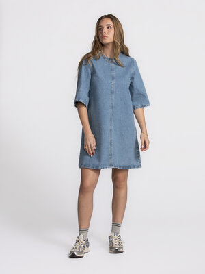 Robe Carman. One and done! Cette robe en denim forme une tenue complète en un clin d'œil et est la réponse au stress du m...