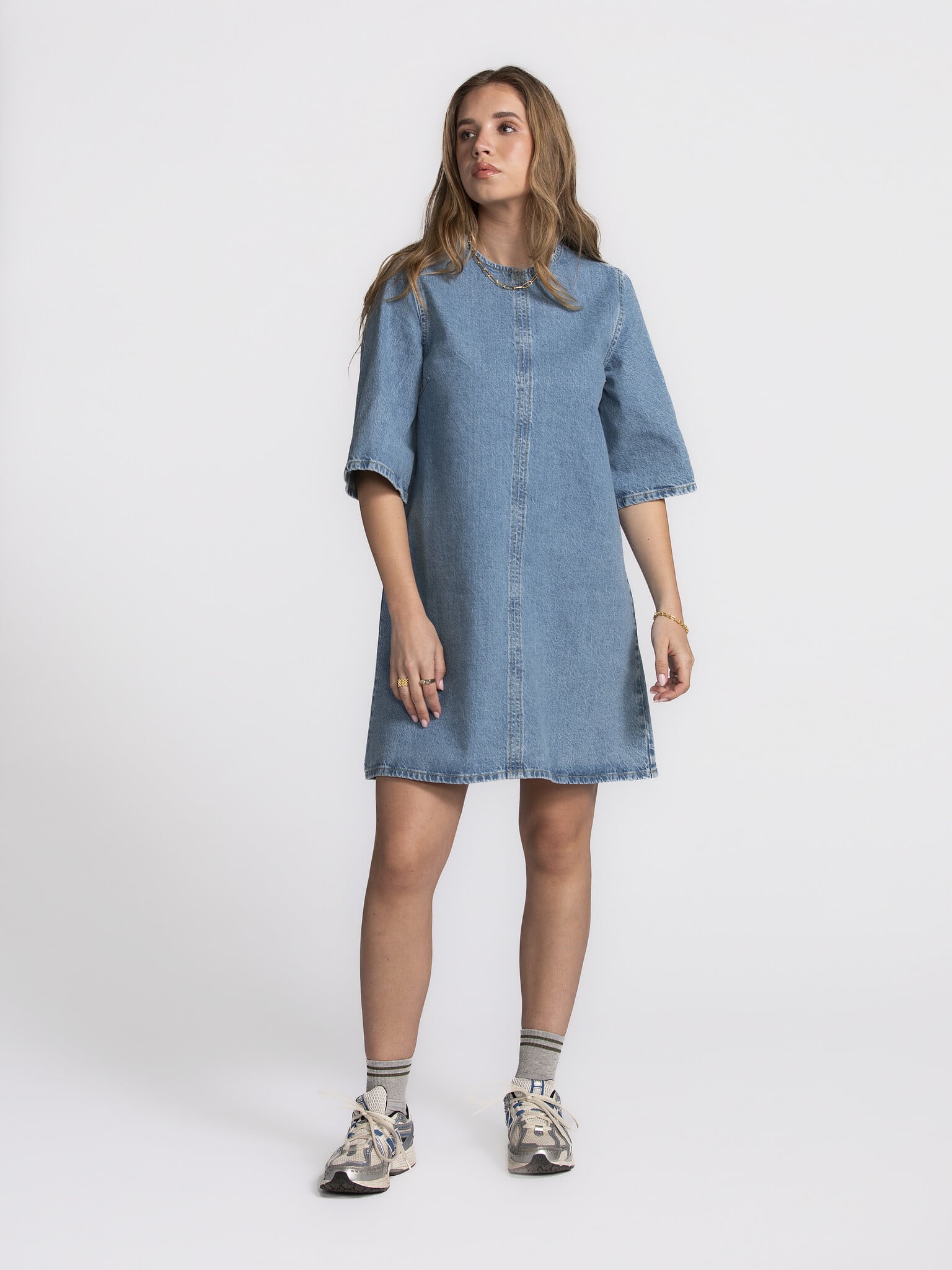 MBYM Denimjurk Carmen 1. One and done! Deze denimjurk vormt in enkele seconden tijd een complete outfit en is hét antwoor...