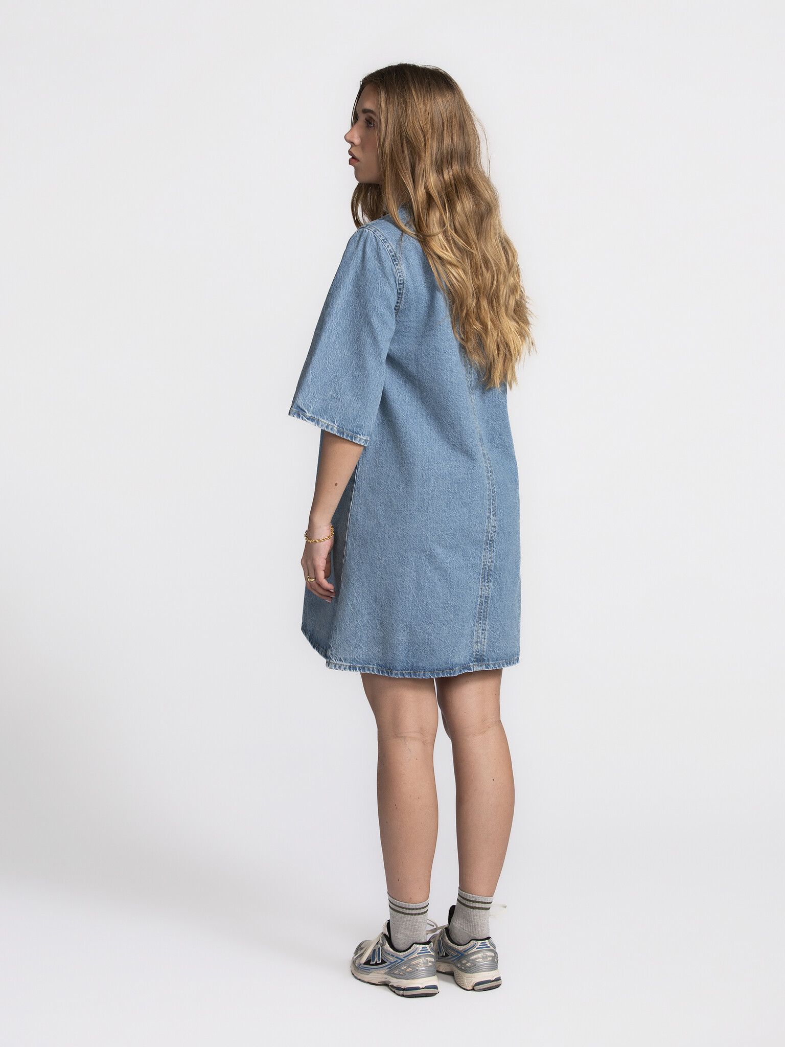 MBYM Denimjurk Carmen 4. One and done! Deze denimjurk vormt in enkele seconden tijd een complete outfit en is hét antwoor...