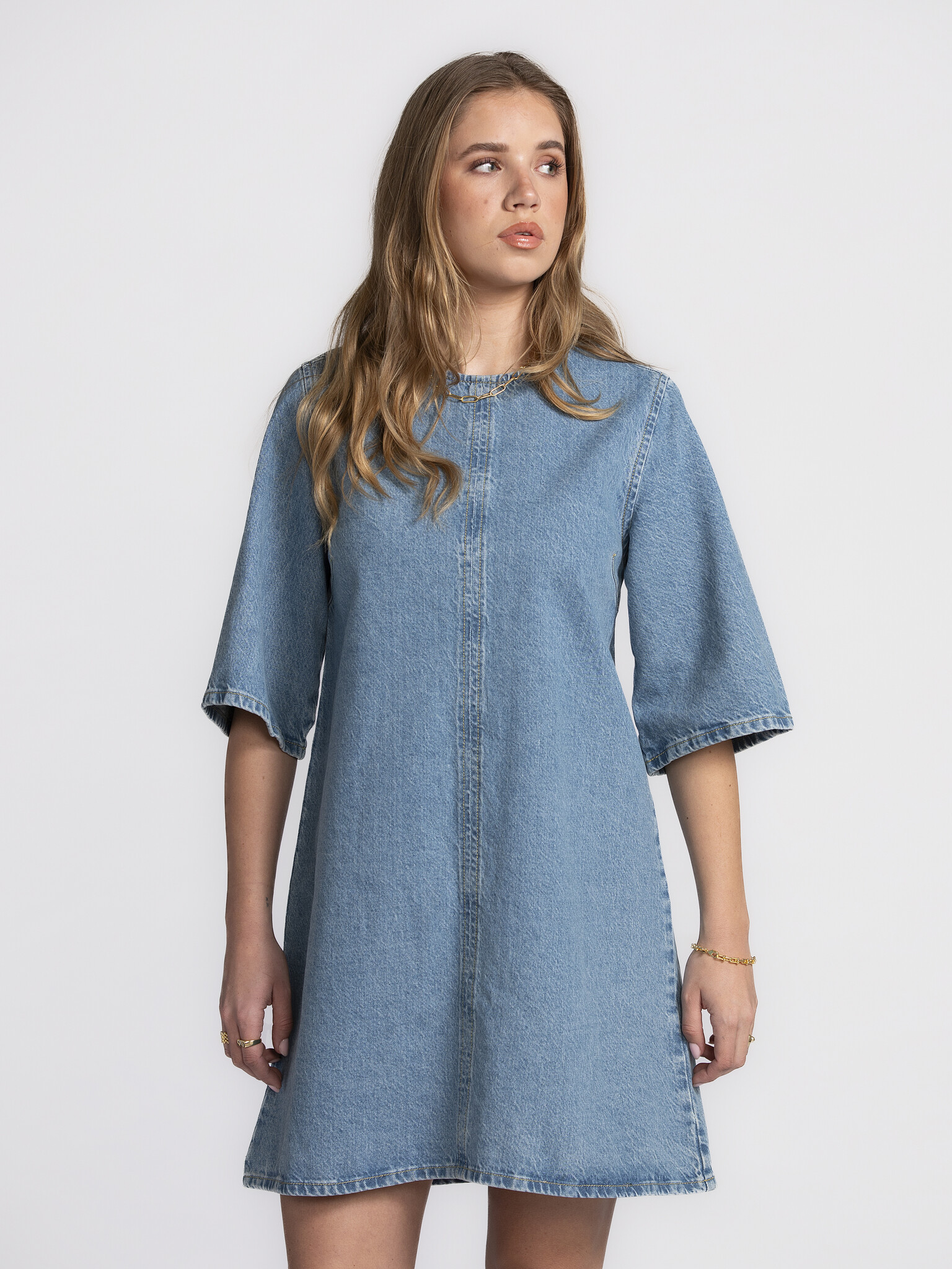 MBYM Denimjurk Carmen 3. One and done! Deze denimjurk vormt in enkele seconden tijd een complete outfit en is hét antwoor...