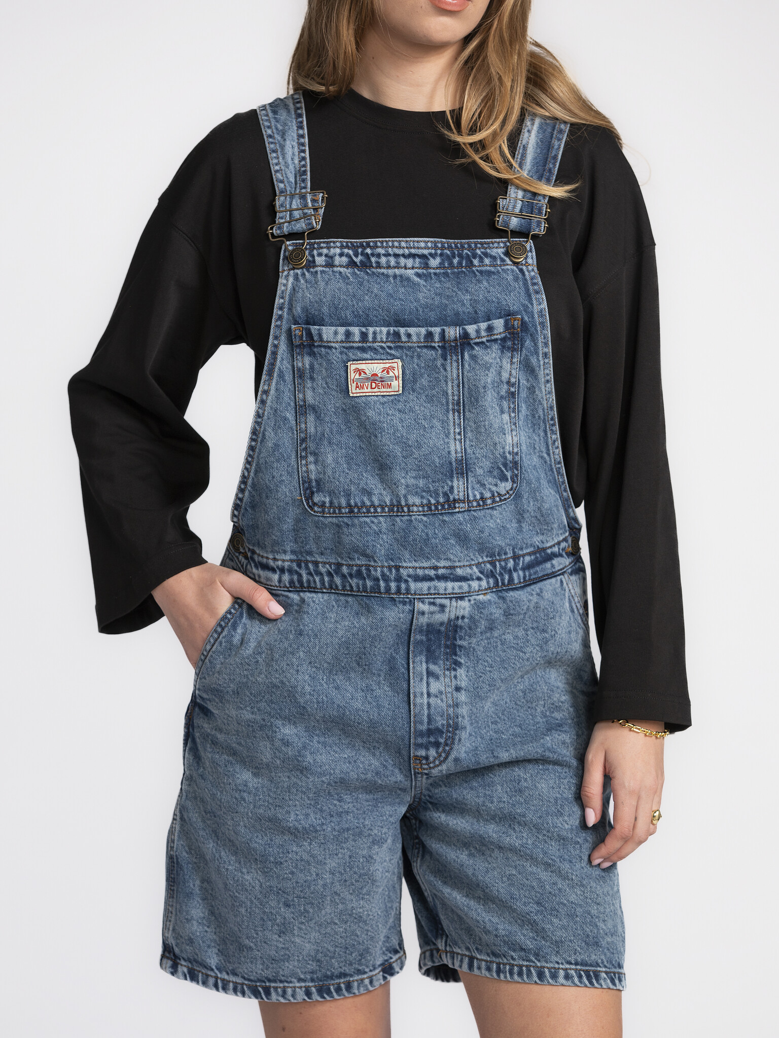 American Vintage Korte tuinbroek Joybird 3. Op zoek naar dé perfecte tuinbroek voor de warmere maanden? Deze korte denimv...