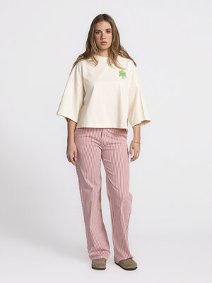 Jean Lucca. Berry bold! Ce jean apporte de la couleur à votre garde-robe de printemps. Le motif à rayures rouges et blanc...