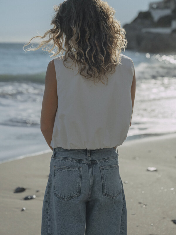 Les Soeurs Ballontop Liam 8. Yes to easy dressing! Deze witte ballontop is alles wat je zoekt voor de zomer. Door het los...