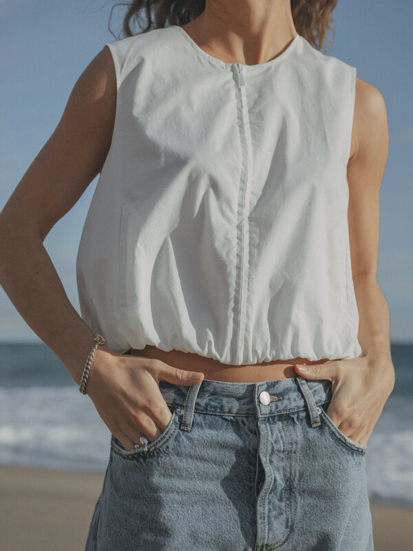 Les Soeurs Ballontop Liam 7. Yes to easy dressing! Deze witte ballontop is alles wat je zoekt voor de zomer. Door het los...