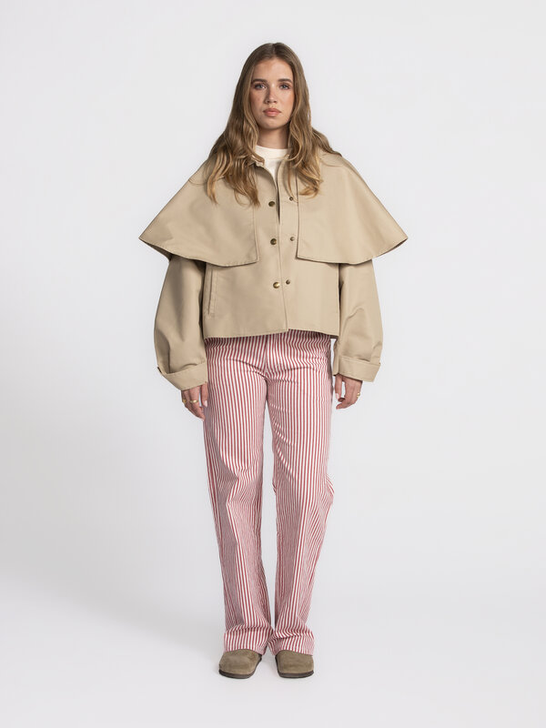 Les Soeurs Jas met cape Jessica 3. Zin in iets nieuws zonder je geliefde trenchcoat te verruilen? Dit model met cape bren...