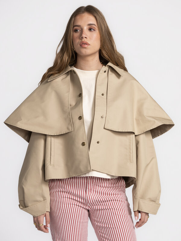 Les Soeurs Jas met cape Jessica 4. Zin in iets nieuws zonder je geliefde trenchcoat te verruilen? Dit model met cape bren...