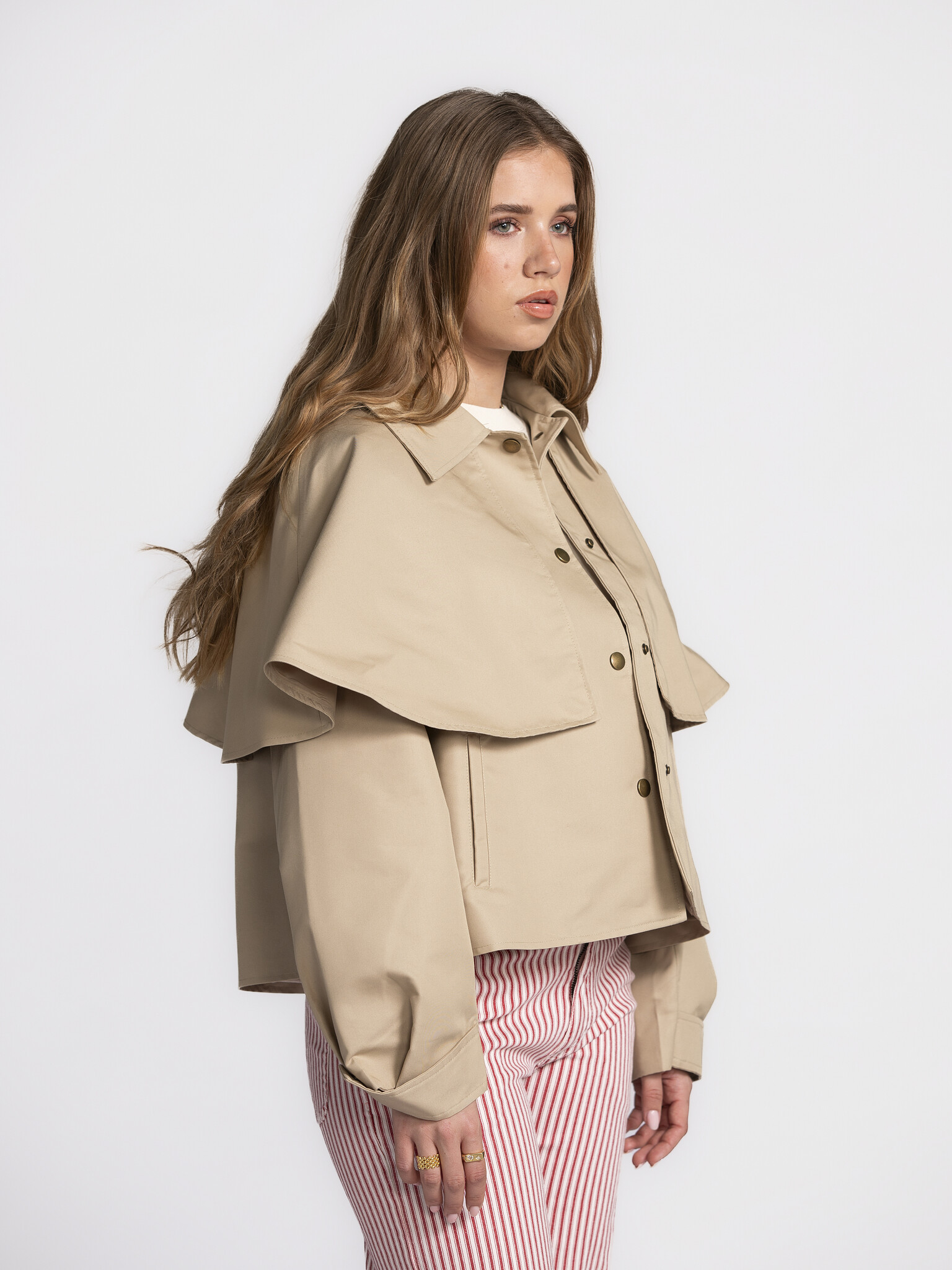 Les Soeurs Jas met cape Jessica 5. Zin in iets nieuws zonder je geliefde trenchcoat te verruilen? Dit model met cape bren...