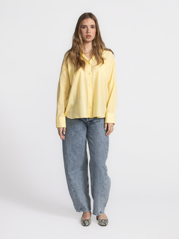 Les Soeurs Shirt Yara 3. Urgently in need of some vitamin D? This sunny blouse in butter yellow is a mood booster for you...
