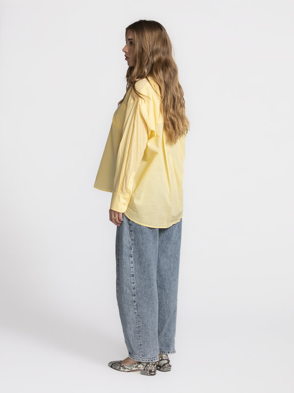 Les Soeurs Shirt Yara 5. Urgently in need of some vitamin D? This sunny blouse in butter yellow is a mood booster for you...