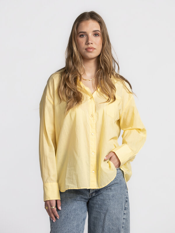 Les Soeurs Shirt Yara 4. Urgently in need of some vitamin D? This sunny blouse in butter yellow is a mood booster for you...