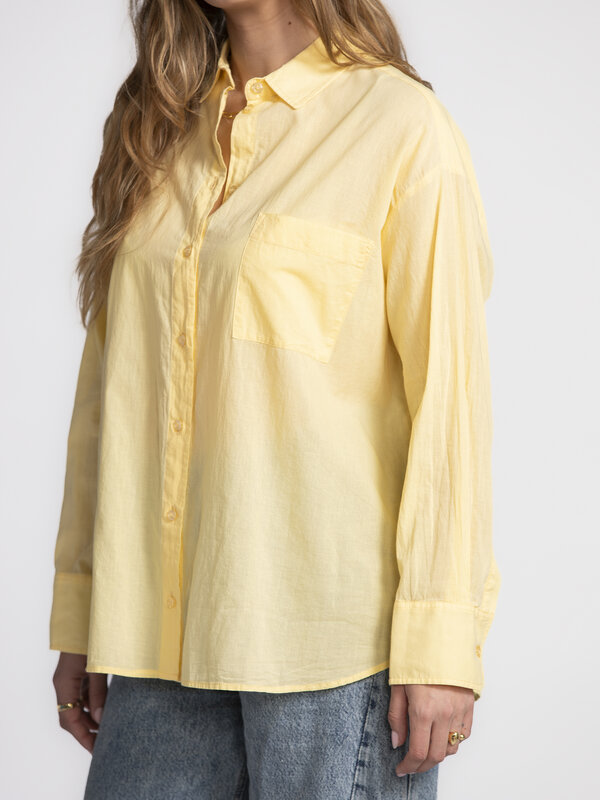Les Soeurs Shirt Yara 6. Urgently in need of some vitamin D? This sunny blouse in butter yellow is a mood booster for you...
